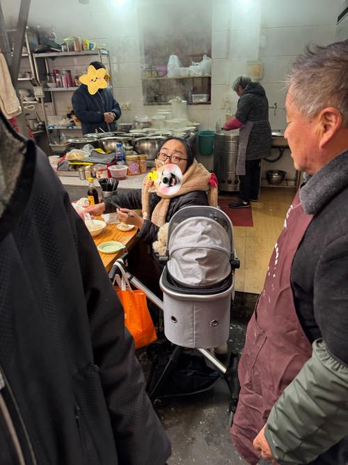 火锅店餐具给狗喂食