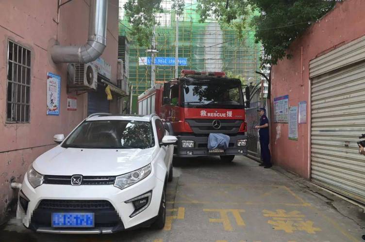 新澳天天开奖资料大全600TK和违停车堵消防车被掀与违停车堵消防车被掀翻